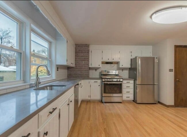 Building Photo - 57 Newbury St Unit 1 Rental