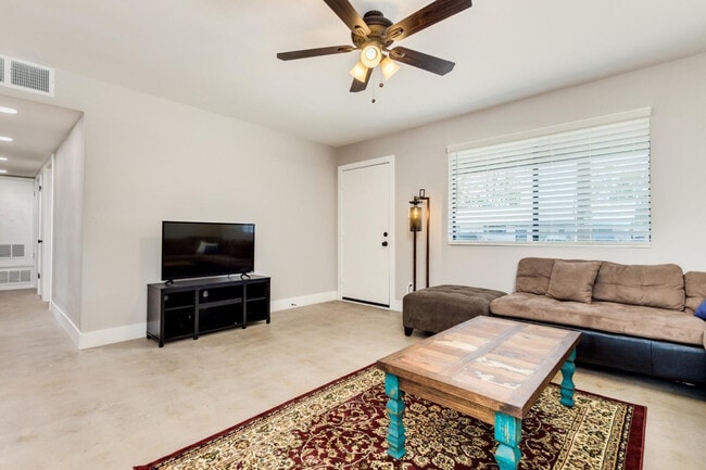 Photo - 16 W Geneva Dr