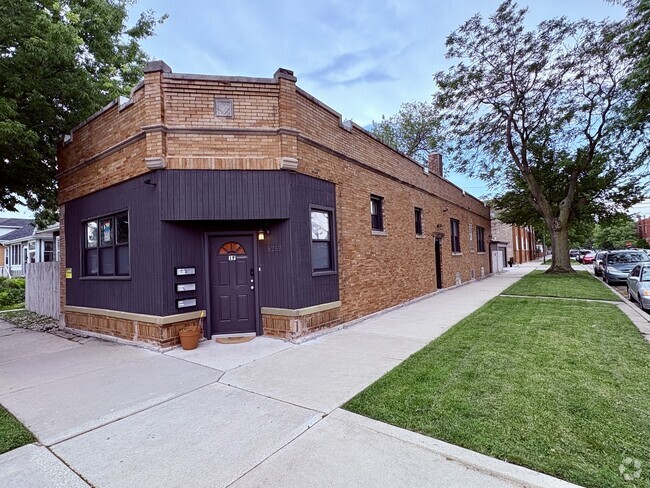 Building Photo - 5257 W Eddy St Rental