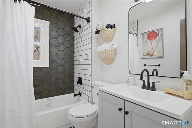 Photo - 106 Midway Oval