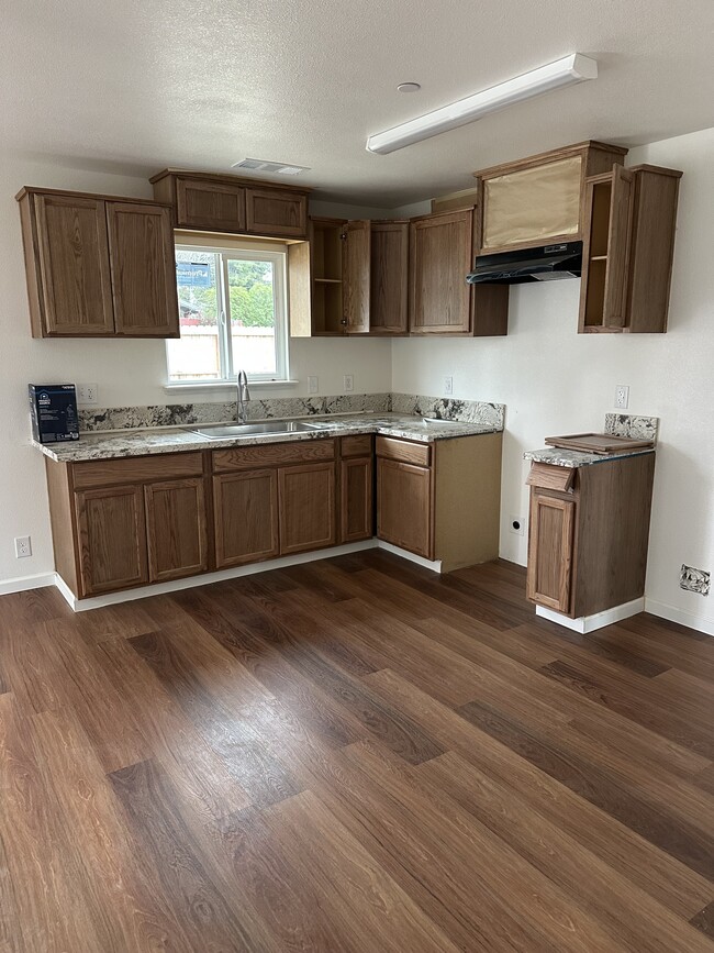 Building Photo - 1907 W 4th St Unit Villa 1907