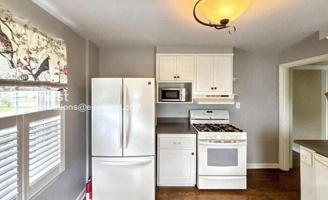 Photo - 887 W 10th Ave