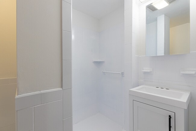 Photo - 595 E 5th St Unidad 1