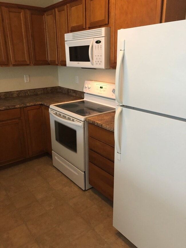 Photo - 2 Bedroom, 2.5 Bathroom Townhouse in White City