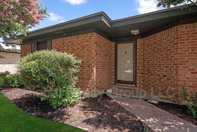 306 Meadow Dr