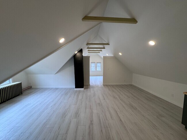 Building Photo - Unicorn Unit