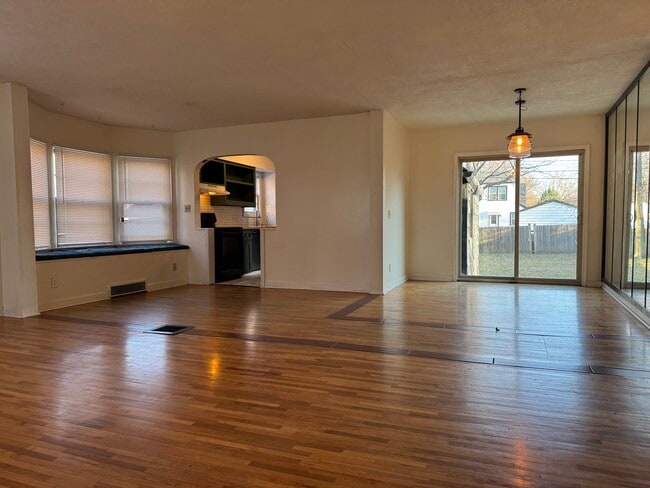 Photo - 1468 N Perry Ave