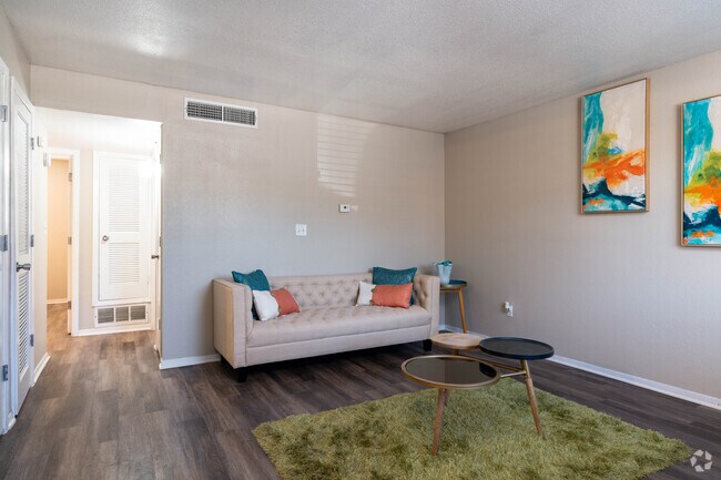 2BR, 1BA - 797SF