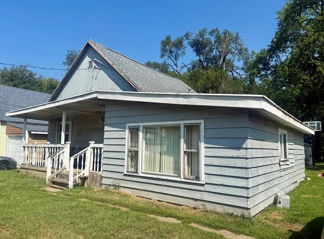 Photo - 913 Maple St