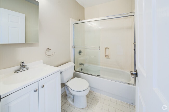 Studio Loft, 1BA , Unit 6 - 590SF - Bathroom