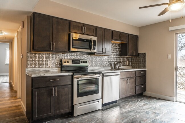 Building Photo - Two bedroom renovated apartment Unit 2- 2342 Vaek