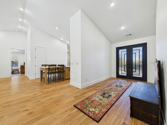 Photo - 113 Coker Ln