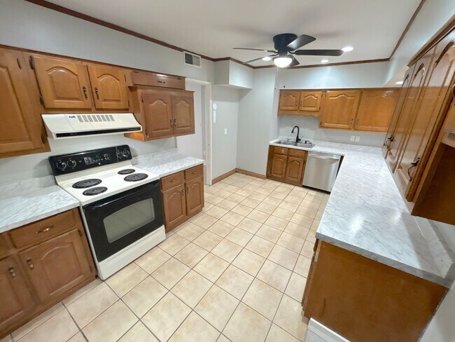 Photo - 5366 Brantford Ave