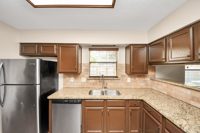 Photo - 2102 Rolling Glen Dr