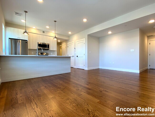 1 Everett Sq Unidad 204