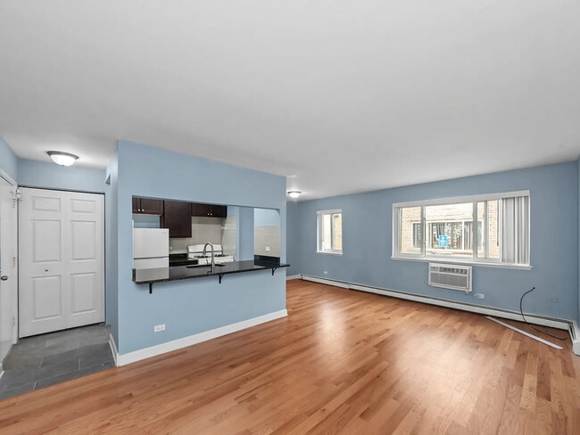 Building Photo - 3748 N Pine Grove Ave Unit #4,