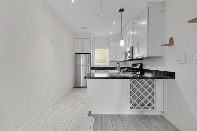 Photo - 756 Park Rd NW