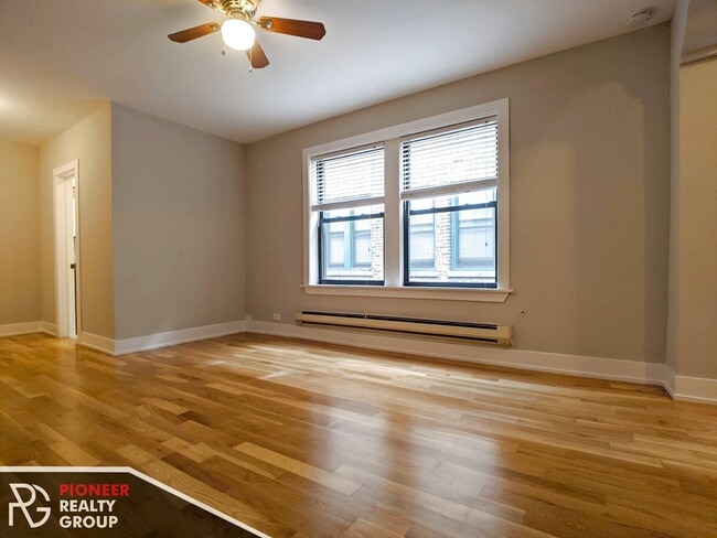 Building Photo - 429 W Roscoe St