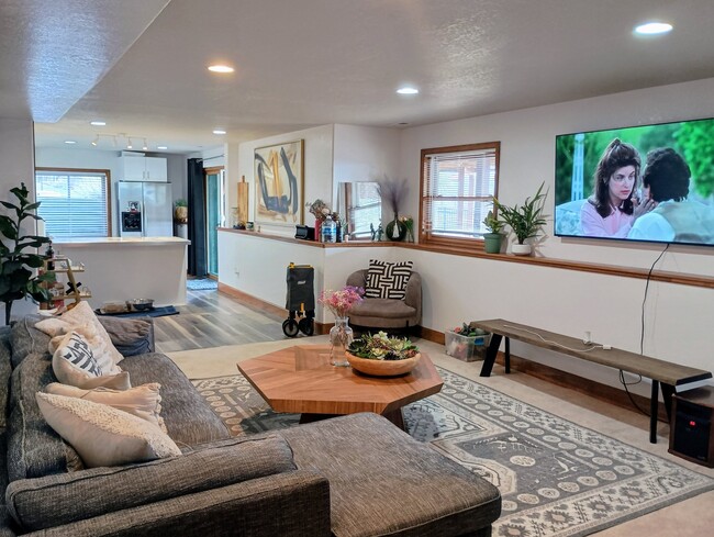 Building Photo - 4899 Mesa Dr