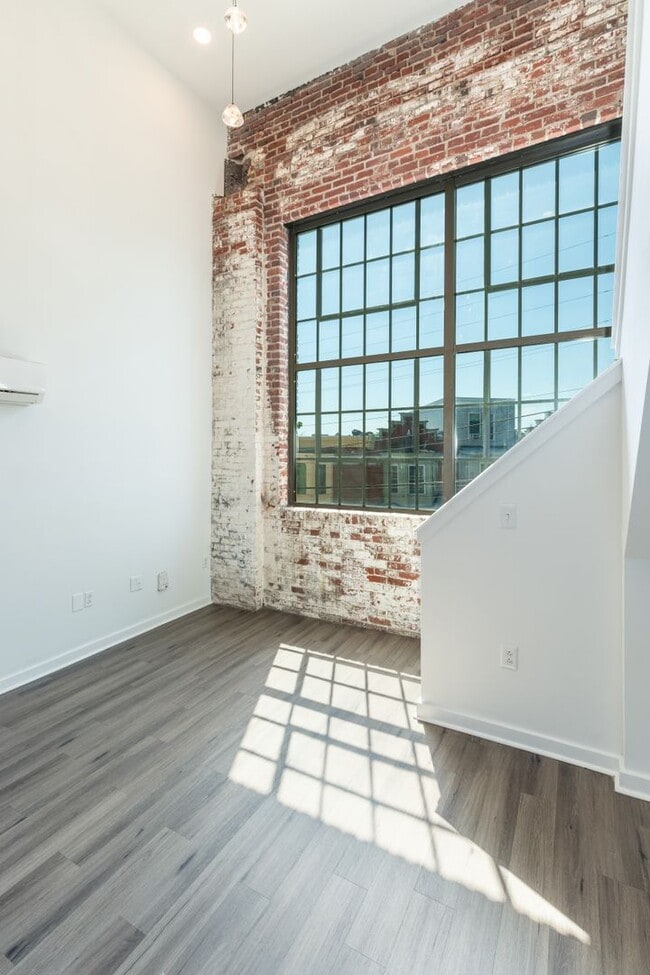 Building Photo - 3003 W Glenwood Ave Unit 19