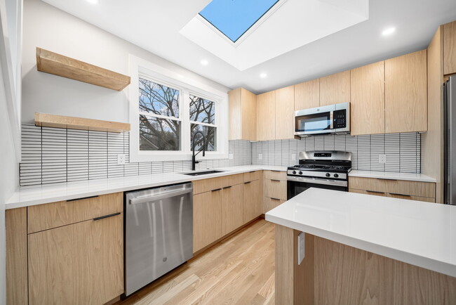 Building Photo - 9 Wenham St Unit 4 Rental