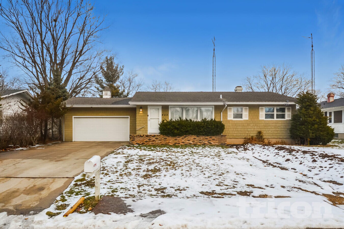 Photo - 425 Artell Ave