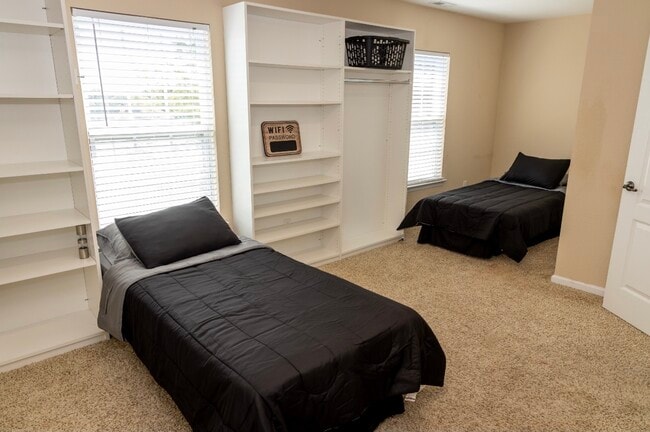 Photo - 505 Waterside Dr