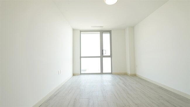 Photo - 14- 50 110th St Unit 305