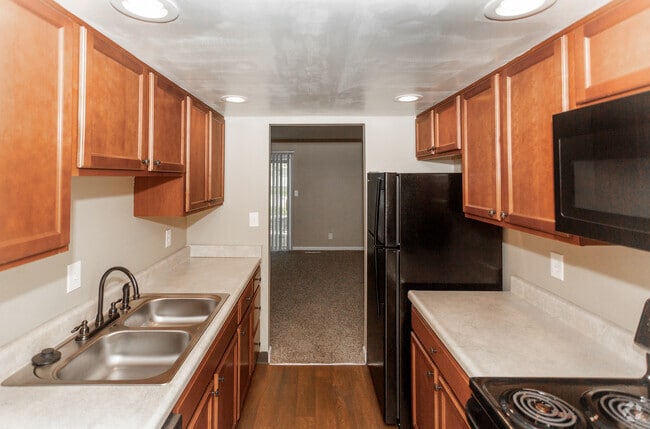 2BR, 1.5 BA - 1176 SF