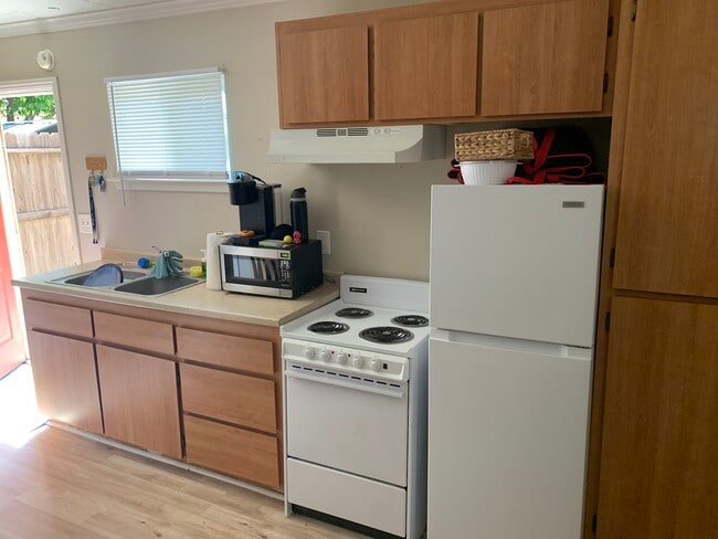 Photo - 1050 E 8th St