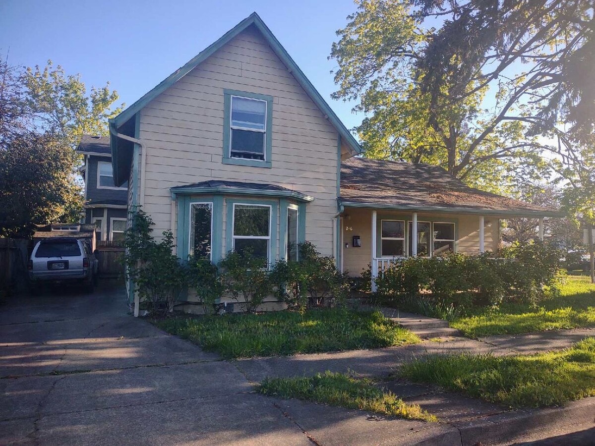 Cute 4/BD-2 Bath Home Off Pioneer Parkway - Cute 4/BD-2 Bath Home Off Pioneer Parkway