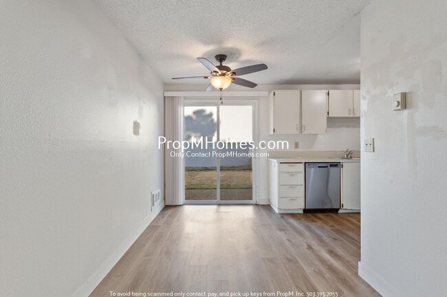 Photo - Cozy Two Bedroom in Montavilla - Large Fen...