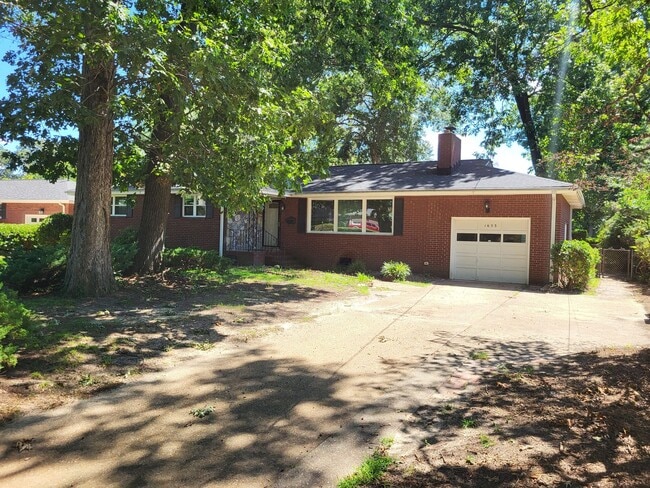 Photo - 1653 Sheppard Ave
