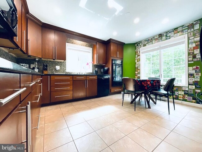 Building Photo - 157 Main St