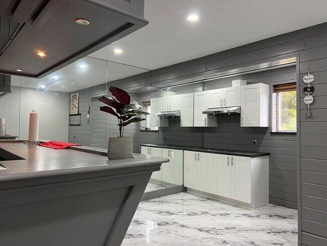 Photo - 11825-11891 91 Ave