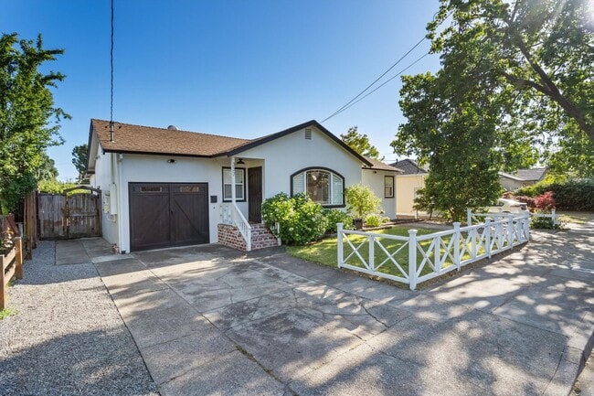 Building Photo - Updated 3 bedroom 2 bathroom single family home within walking distance to the Sonoma Town Square...