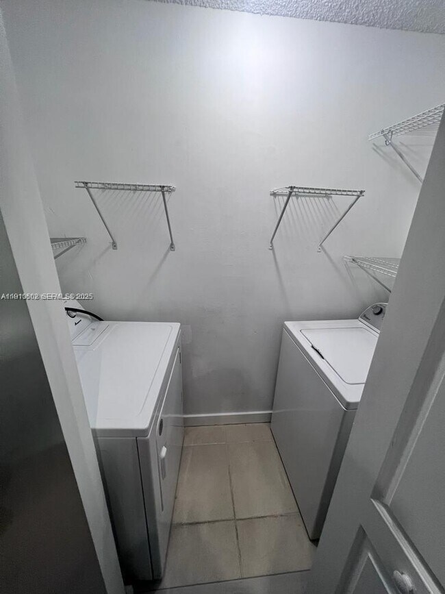 Photo - 933 NE 199th St Unidad 104