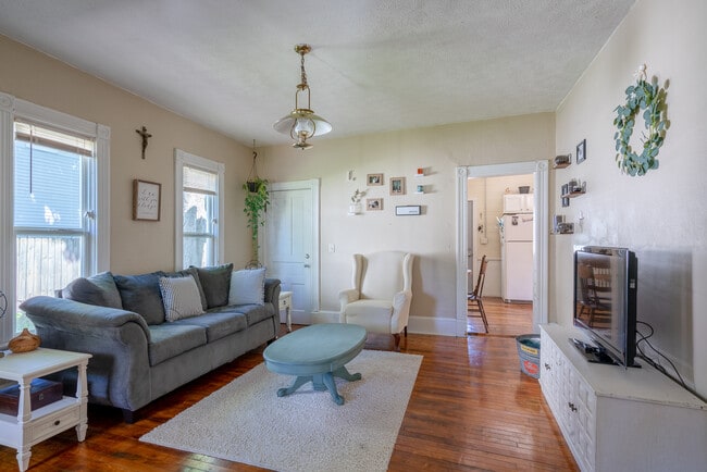 Building Photo - 823 Crescent St NE Unit 1
