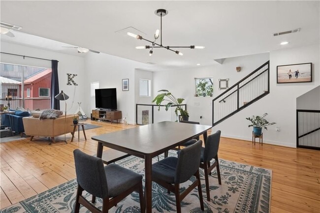 Photo - 920 Memorial Dr SE