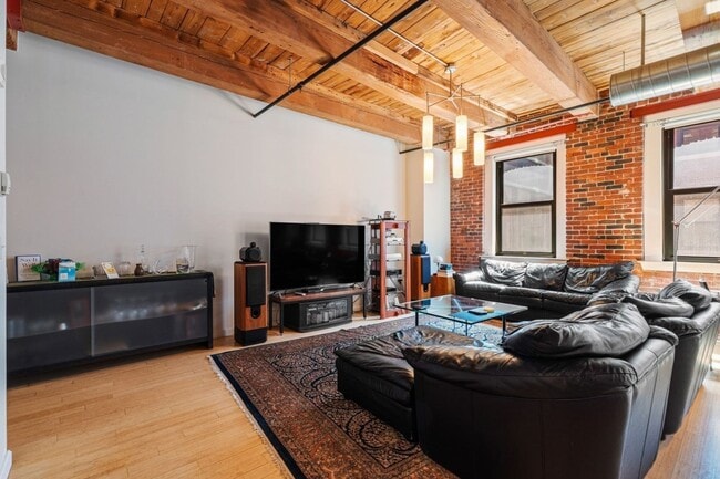 Building Photo - 9 W Broadway Unit 402