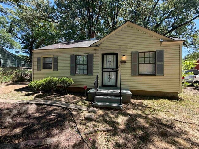 Building Photo - 1300 Robin Hood Ln