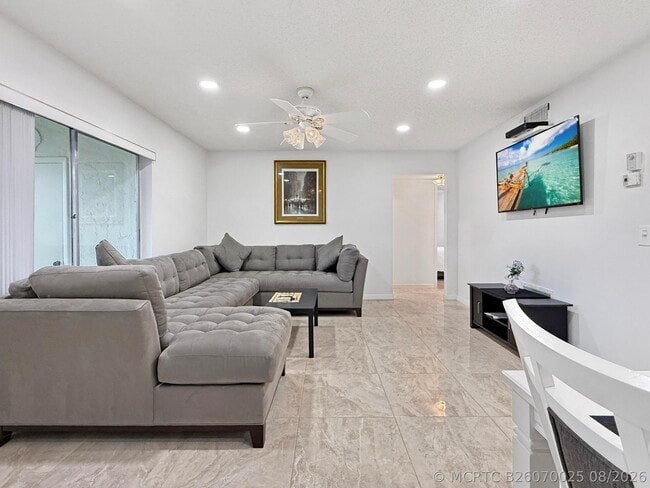 Building Photo - 232 Pine HOV Cir Unit C2