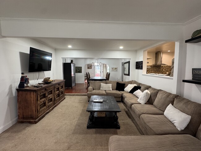 Building Photo - 1056 S Redondo Blvd Unit 1058