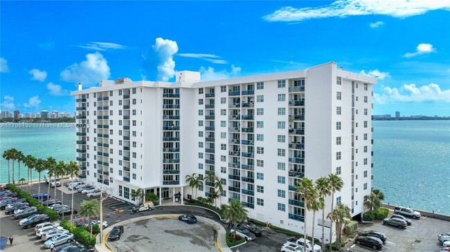 Building Photo - 1900 S Treasure Dr Unit 2G Rental
