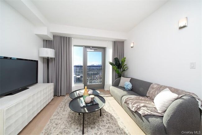 Photo - 33-71-71 Prince St Unit 14G