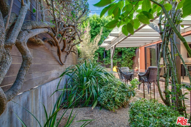 Photo - 927 1/2 Victoria Ave