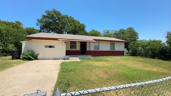 Remodeled 3-bedroom! Housing accepted! - Remodeled 3-bedroom!  Housing accepted! House