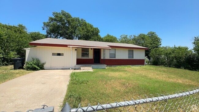 Building Photo - Remodeled 3-bedroom! Housing accepted! Rental