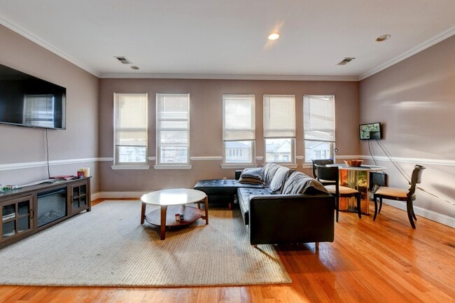 Building Photo - 572 Liberty Ave Unit 2