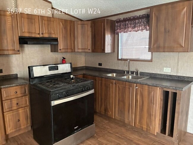 Building Photo - 3637 SE 6th St